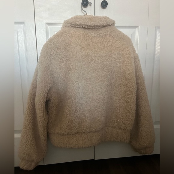 Slightly cropped tan sherpa jacket size medium - Picture 2 of 3